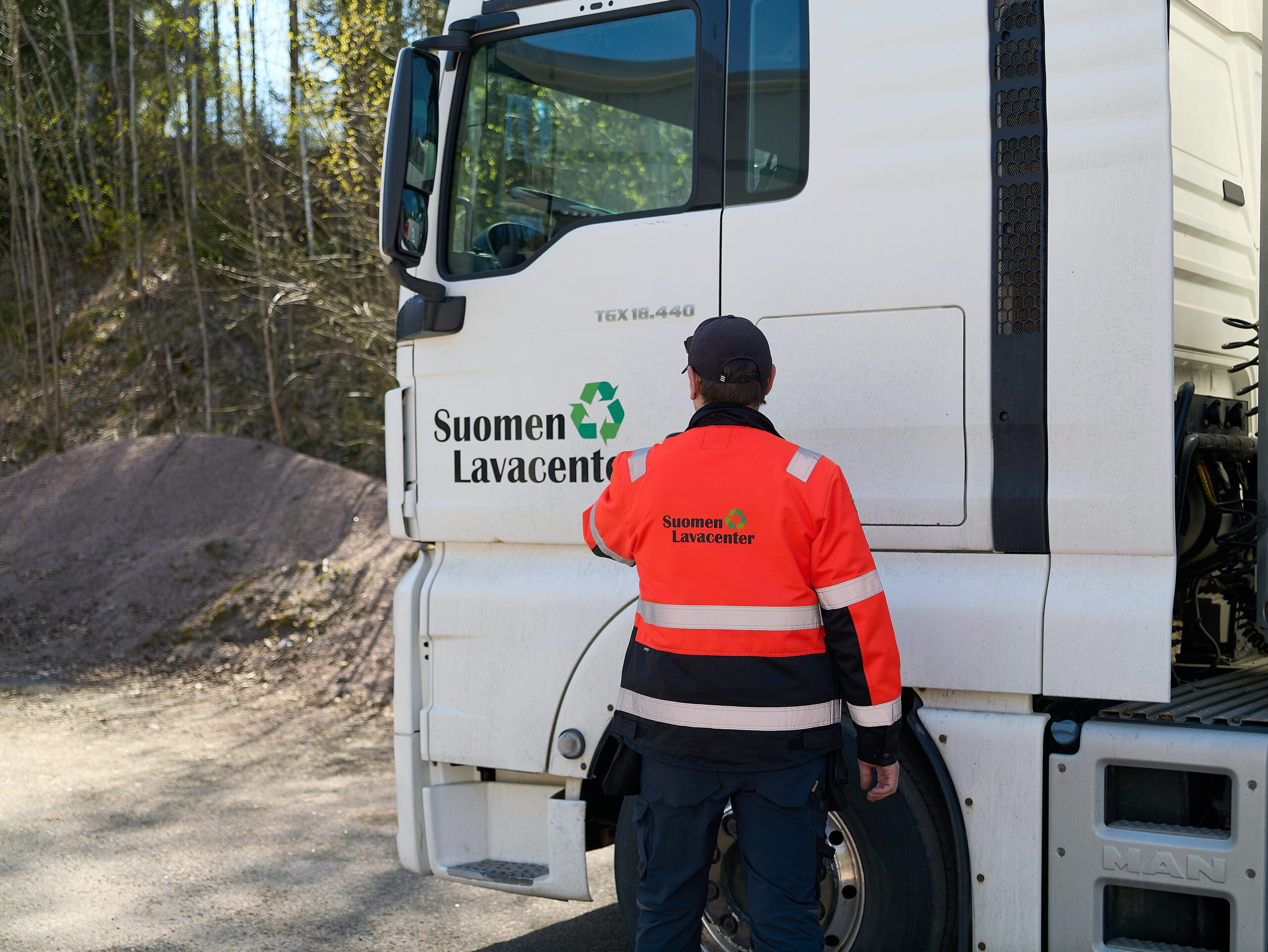 Suomen Lavacenterin kuljettaja lähdössä noutamaan käytettyjä kuormalavoja yrityksen toimipisteestä